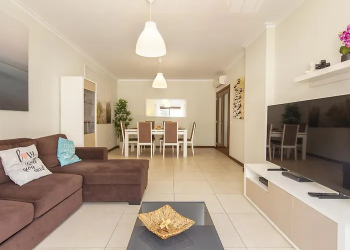B03 - Luxury 2 Bed Near Marina *