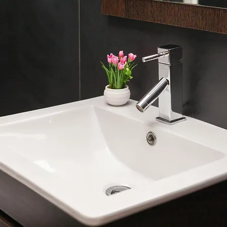 B03 - Luxury 2 Bed Near Marina *