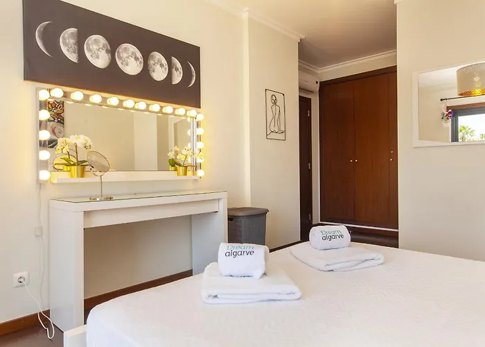 B03 - Luxury 2 Bed Near Marina